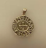 Vikingevedhæng sølvmønt - Aalborg, sølvskat, alabu, mønt, wotan, bracteat, bractiat, dansk, fund, vikingefund, kong harald, gamle, museumssmykker, museums, kopismykker, kopi, udgravninger, danefæ, gaveide, sølvsmykke, vedhæng, ægte, original, biti, ribe,