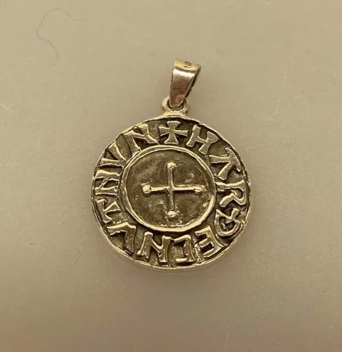 Vikingevedhæng sølvmønt - Aalborg, sølvskat, alabu, mønt, wotan, bracteat, bractiat, dansk, fund, vikingefund, kong harald, gamle, museumssmykker, museums, kopismykker, kopi, udgravninger, danefæ, gaveide, sølvsmykke, vedhæng, ægte, original, biti, ribe,