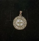 Vikingevedhæng sølvmønt - Aalborg, sølvskat, alabu, mønt, wotan, bracteat, bractiat, dansk, fund, vikingefund, kong harald, gamle, museumssmykker, museums, kopismykker, kopi, udgravninger, danefæ, gaveide, sølvsmykke, vedhæng, ægte, original, biti, ribe,