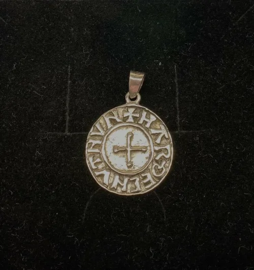Vikingevedhæng sølvmønt - Aalborg, sølvskat, alabu, mønt, wotan, bracteat, bractiat, dansk, fund, vikingefund, kong harald, gamle, museumssmykker, museums, kopismykker, kopi, udgravninger, danefæ, gaveide, sølvsmykke, vedhæng, ægte, original, biti, ribe,