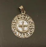 Vikingevedhæng sølvmønt - Aalborg, sølvskat, alabu, mønt, wotan, bracteat, bractiat, dansk, fund, vikingefund, kong harald, gamle, museumssmykker, museums, kopismykker, kopi, udgravninger, danefæ, gaveide, sølvsmykke, vedhæng, ægte, original, biti, ribe,