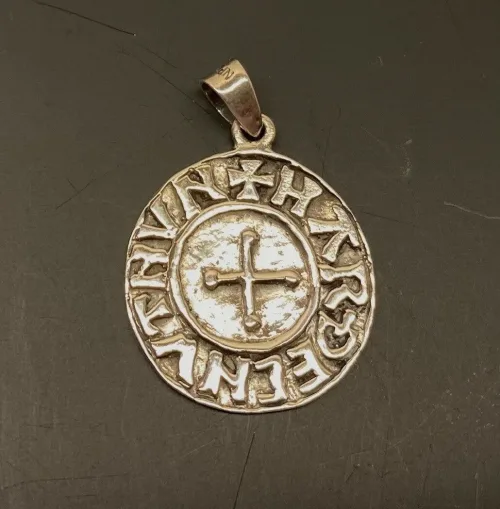 Vikingevedhæng sølvmønt - Aalborg, sølvskat, alabu, mønt, wotan, bracteat, bractiat, dansk, fund, vikingefund, kong harald, gamle, museumssmykker, museums, kopismykker, kopi, udgravninger, danefæ, gaveide, sølvsmykke, vedhæng, ægte, original, biti, ribe,