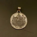 Vikingevedhæng sølvmønt - Hedeby, første, mønt, sølvmønt, sølvsmykker, Vikingevedhæng sølvmønt - Aalborg, sølvskat, alabu, mønt, wotan, bracteat, bractiat, dansk, fund, vikingefund, kong harald, gamle, museumssmykker, museums, kopismykker, kopi, udgravninger, danefæ, gaveide, sølvsmykke, vedhæng, ægte, original, biti, ribe,