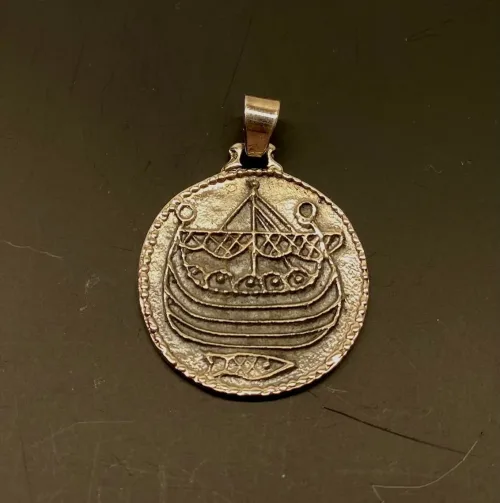 Vikingevedhæng sølvmønt - Hedeby, første, mønt, sølvmønt, sølvsmykker, Vikingevedhæng sølvmønt - Aalborg, sølvskat, alabu, mønt, wotan, bracteat, bractiat, dansk, fund, vikingefund, kong harald, gamle, museumssmykker, museums, kopismykker, kopi, udgravninger, danefæ, gaveide, sølvsmykke, vedhæng, ægte, original, biti, ribe,