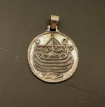 Vikingevedhæng sølvmønt - Hedeby, første, mønt, sølvmønt, sølvsmykker, Vikingevedhæng sølvmønt - Aalborg, sølvskat, alabu, mønt, wotan, bracteat, bractiat, dansk, fund, vikingefund, kong harald, gamle, museumssmykker, museums, kopismykker, kopi, udgravninger, danefæ, gaveide, sølvsmykke, vedhæng, ægte, original, biti, ribe,