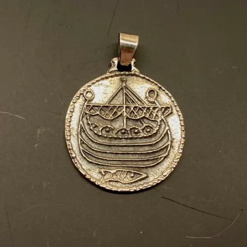 Vikingevedhæng sølvmønt - Hedeby, første, mønt, sølvmønt, sølvsmykker, Vikingevedhæng sølvmønt - Aalborg, sølvskat, alabu, mønt, wotan, bracteat, bractiat, dansk, fund, vikingefund, kong harald, gamle, museumssmykker, museums, kopismykker, kopi, udgravninger, danefæ, gaveide, sølvsmykke, vedhæng, ægte, original, biti, ribe,