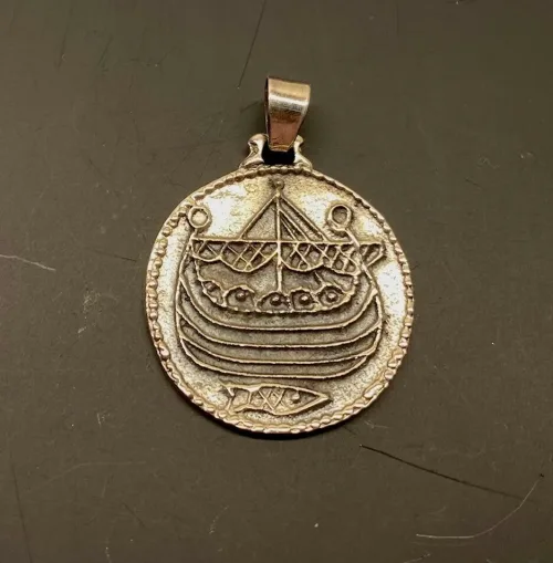 Vikingevedhæng sølvmønt - Hedeby, første, mønt, sølvmønt, sølvsmykker, Vikingevedhæng sølvmønt - Aalborg, sølvskat, alabu, mønt, wotan, bracteat, bractiat, dansk, fund, vikingefund, kong harald, gamle, museumssmykker, museums, kopismykker, kopi, udgravninger, danefæ, gaveide, sølvsmykke, vedhæng, ægte, original, biti, ribe,