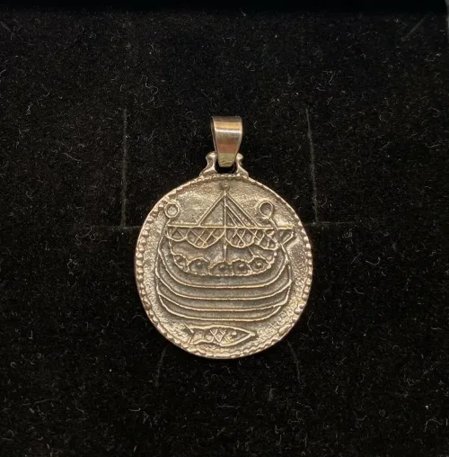 Vikingevedhæng sølvmønt - Hedeby, første, mønt, sølvmønt, sølvsmykker, Vikingevedhæng sølvmønt - Aalborg, sølvskat, alabu, mønt, wotan, bracteat, bractiat, dansk, fund, vikingefund, kong harald, gamle, museumssmykker, museums, kopismykker, kopi, udgravninger, danefæ, gaveide, sølvsmykke, vedhæng, ægte, original, biti, ribe,