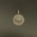 Vikingevedhæng sølvmønt - Hedeby lille, Vikingevedhæng sølvmønt - Hedeby, første, mønt, sølvmønt, sølvsmykker, Vikingevedhæng sølvmønt - Aalborg, sølvskat, alabu, mønt, wotan, bracteat, bractiat, dansk, fund, vikingefund, kong harald, gamle, museumssmykker, museums, kopismykker, kopi, udgravninger, danefæ, gaveide, sølvsmykke, vedhæng, ægte, original, biti, ribe,