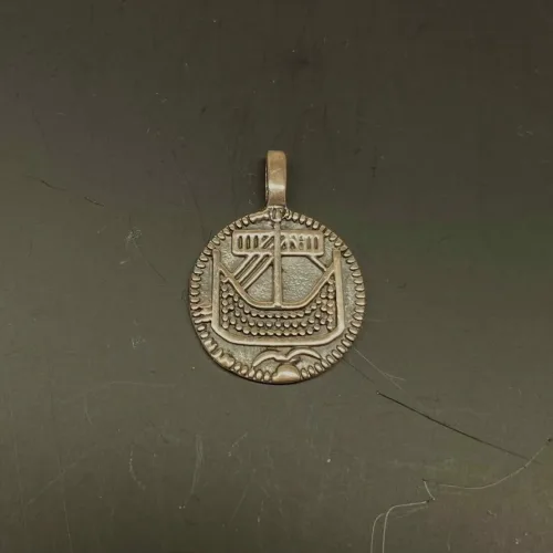 Vikingevedhæng sølvmønt - Hedeby lille, Vikingevedhæng sølvmønt - Hedeby, første, mønt, sølvmønt, sølvsmykker, Vikingevedhæng sølvmønt - Aalborg, sølvskat, alabu, mønt, wotan, bracteat, bractiat, dansk, fund, vikingefund, kong harald, gamle, museumssmykker, museums, kopismykker, kopi, udgravninger, danefæ, gaveide, sølvsmykke, vedhæng, ægte, original, biti, ribe,