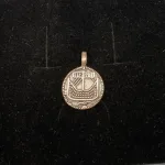 Vikingevedhæng sølvmønt - Hedeby lille, Vikingevedhæng sølvmønt - Hedeby, første, mønt, sølvmønt, sølvsmykker, Vikingevedhæng sølvmønt - Aalborg, sølvskat, alabu, mønt, wotan, bracteat, bractiat, dansk, fund, vikingefund, kong harald, gamle, museumssmykker, museums, kopismykker, kopi, udgravninger, danefæ, gaveide, sølvsmykke, vedhæng, ægte, original, biti, ribe,