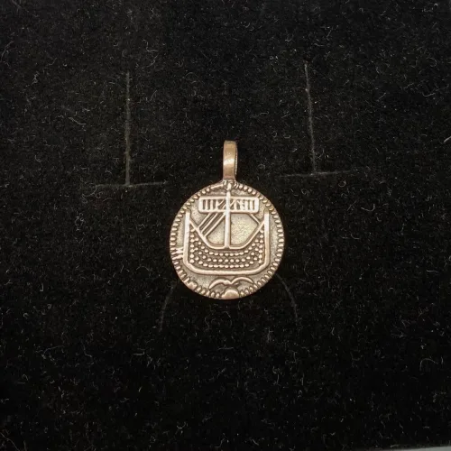 Vikingevedhæng sølvmønt - Hedeby lille, Vikingevedhæng sølvmønt - Hedeby, første, mønt, sølvmønt, sølvsmykker, Vikingevedhæng sølvmønt - Aalborg, sølvskat, alabu, mønt, wotan, bracteat, bractiat, dansk, fund, vikingefund, kong harald, gamle, museumssmykker, museums, kopismykker, kopi, udgravninger, danefæ, gaveide, sølvsmykke, vedhæng, ægte, original, biti, ribe,