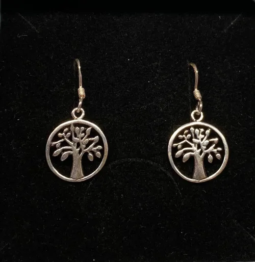 Vikingeøreringe i sølv - Livets træ Yggdrasil med løv, Vikingeøreringe i sølv - Livets træ Yggdrasil med blade - Vikinge vedhæng i sølv - Livets træ Yggdrasil med blade, Vikinge Vedhæng sølv - Livets træ Yggdrasil filigran, vikingesmykker, vikingsmykker, livstræet, ask, ygdrasil, yggdrassil, asatro, sølvvedhæng, sølvsmykke, kædevedhæng, freja, nordisk mytologi, asgård, udgård, midgård, museumssmykker, museums smykker, kopi smykker, fund, kopier af fund, ribe, biti,