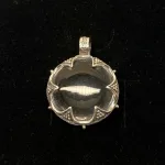 Vikingevedhæng i sølv m. gotlandsk krystal - Stor flad, bjergkrystal, gotland, gottland, sølvskat, forstørrelsesglas, bjergkrystal, Vikingevedhæng i sølv m. gotlandsk krystal - Rund XL, vikingesmykker, vikingesmykke, ribe, nordisk, mytologi, guder, aser, asatro, vikingefund, fund, sølvskat, middelalder, vikingetid, bjergkrystal, krystalkugle, forstørrelsesglas, gottland, museumssmykker, sølv, ægte, vedhæng, halskæde, original, stort, smukt, amulet, lykkebringende, kopismykke, vikingekopi, biti, ribe , ansgar, dronning, dagmar,