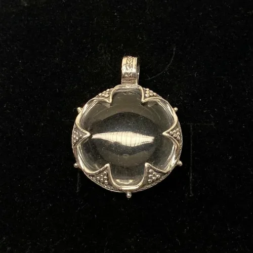 Vikingevedhæng i sølv m. gotlandsk krystal - Stor flad, bjergkrystal, gotland, gottland, sølvskat, forstørrelsesglas, bjergkrystal, Vikingevedhæng i sølv m. gotlandsk krystal - Rund XL, vikingesmykker, vikingesmykke, ribe, nordisk, mytologi, guder, aser, asatro, vikingefund, fund, sølvskat, middelalder, vikingetid, bjergkrystal, krystalkugle, forstørrelsesglas, gottland, museumssmykker, sølv, ægte, vedhæng, halskæde, original, stort, smukt, amulet, lykkebringende, kopismykke, vikingekopi, biti, ribe , ansgar, dronning, dagmar,