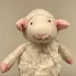 Bamse - Lille plys Lam rosa, lam, lammebamse, bamselam, krammedyr, krammebamse, sovedyr, lille, handy, til børn, puttedyr, følgesvend, gaveide, påske, påskeæg, i stedet for, børnebørn, babyshower, barnedåb, dåbsgave, barselsgave, til, baby, den lille ny, påskebamse, plys, plysdyr, påskelam, biti, ribe