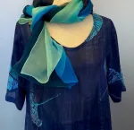 Batikbluse 141 A-facon - Gingko Midnatsblå, mørkeblå, klar, blå, bluse, lang, let, tunika, vidde, rummelig, gingko, balde, blå farver, toner, naturmateriale, åndbar, bæredygtig, viskose, naturfibre, GOTS, økologisk, kortærmet, asnit, aformet, store størrelser, store piger, curves, curvy, biti, kulørt, havblåt, farverig, biti, ribe, håndlavet