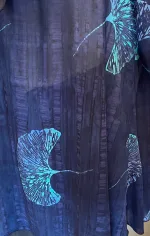 Batikbluse 141 A-facon - Gingko Midnatsblå, mørkeblå, klar, blå, bluse, lang, let, tunika, vidde, rummelig, gingko, balde, blå farver, toner, naturmateriale, åndbar, bæredygtig, viskose, naturfibre, GOTS, økologisk, kortærmet, asnit, aformet, store størrelser, store piger, curves, curvy, biti, kulørt, havblåt, farverig, biti, ribe, håndlavet