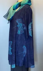 Batikbluse 141 A-facon - Gingko Midnatsblå, mørkeblå, klar, blå, bluse, lang, let, tunika, vidde, rummelig, gingko, balde, blå farver, toner, naturmateriale, åndbar, bæredygtig, viskose, naturfibre, GOTS, økologisk, kortærmet, asnit, aformet, store størrelser, store piger, curves, curvy, biti, kulørt, havblåt, farverig, biti, ribe, håndlavet
