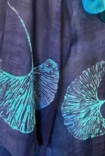 Batikbluse 141 A-facon - Gingko Midnatsblå, mørkeblå, klar, blå, bluse, lang, let, tunika, vidde, rummelig, gingko, balde, blå farver, toner, naturmateriale, åndbar, bæredygtig, viskose, naturfibre, GOTS, økologisk, kortærmet, asnit, aformet, store størrelser, store piger, curves, curvy, biti, kulørt, havblåt, farverig, biti, ribe, håndlavet