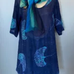 Batikbluse 141 A-facon - Gingko Midnatsblå, mørkeblå, klar, blå, bluse, lang, let, tunika, vidde, rummelig, gingko, balde, blå farver, toner, naturmateriale, åndbar, bæredygtig, viskose, naturfibre, GOTS, økologisk, kortærmet, asnit, aformet, store størrelser, store piger, curves, curvy, biti, kulørt, havblåt, farverig, biti, ribe, håndlavet