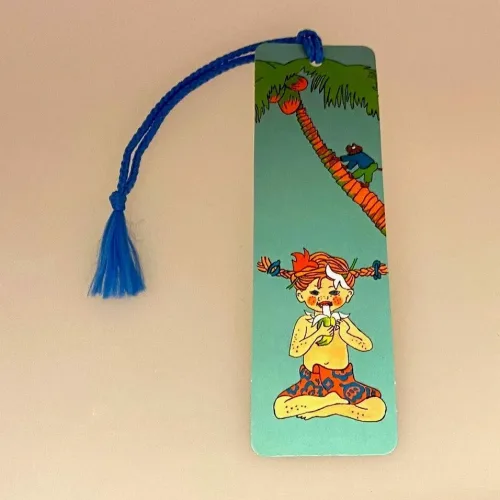 Bogmærke Karton med Pippi i Sydhavet, Bogmærke Karton med Pippi på skorsten, bogmærke, læsehest, lære at læse, førskolebarn, skole, skolestart, børnehave, gaveide, pippi, langstrømpe, astrid lindgren, ingrid nyman, svesk, ebentyr, helt, heltinde, rollemodel, forbillede, til børn, biti, ribe