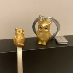 Bogmærke i stål med Ugle mat Guld, læsehest, den kloge ugle, ugle, ugler, ugleting, læsehest, book lover, elsker bøger, afsluttet eksamen, eksamensgave, student, studentergave, uddannelse, kandidat, batchelor, gave, gaveide, symbolsk, gavekort, bøger, biti, ribe, viden, visdom, klogskab, biti, ribe, design, flot, speciel, særlig, bogmærke,