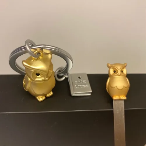 Bogmærke i stål med Ugle mat Guld, læsehest, den kloge ugle, ugle, ugler, ugleting, læsehest, book lover, elsker bøger, afsluttet eksamen, eksamensgave, student, studentergave, uddannelse, kandidat, batchelor, gave, gaveide, symbolsk, gavekort, bøger, biti, ribe, viden, visdom, klogskab, biti, ribe, design, flot, speciel, særlig, bogmærke,