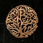 Bronze Broche Yggdrasil Livets Træ, ygdrasil, ygdrassil, ask, livstræet, livets træ, rund, træ, livets gang, aser, evigt liv, asgård, nordisk, mytologi, nordiske, guder, vikingesmykke, vikinger, bronze, smykke, broche, gaveide, konfirmation, ribe, biti, fund, skat, udgravninger, vadehavet, ældste, original, ægte, gylden, stor, feminin, elegant, bryllup,