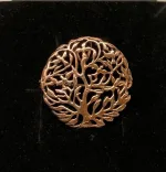 Bronze Broche Yggdrasil Livets Træ, ygdrasil, ygdrassil, ask, livstræet, livets træ, rund, træ, livets gang, aser, evigt liv, asgård, nordisk, mytologi, nordiske, guder, vikingesmykke, vikinger, bronze, smykke, broche, gaveide, konfirmation, ribe, biti, fund, skat, udgravninger, vadehavet, ældste, original, ægte, gylden, stor, feminin, elegant, bryllup,