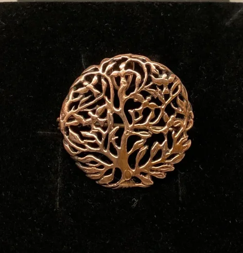 Bronze Broche Yggdrasil Livets Træ, ygdrasil, ygdrassil, ask, livstræet, livets træ, rund, træ, livets gang, aser, evigt liv, asgård, nordisk, mytologi, nordiske, guder, vikingesmykke, vikinger, bronze, smykke, broche, gaveide, konfirmation, ribe, biti, fund, skat, udgravninger, vadehavet, ældste, original, ægte, gylden, stor, feminin, elegant, bryllup,