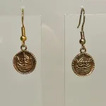 Bronze Ørehængere - Hedeby Mønter, Bronze Ørehængere - Ribemønt, mønt, numismatiker, bracteat, gammel, gamle, vikingfund, ribe, udgravninger, skat. sølvskat, hedeby, vikingetiden, vikingesmykker, vikingeøreringe, øreringe, hængeøreringe, ørehængere, bronze, gylden, kobber, kobberbryllup, kobbersmykker, nordiske, guder, mytologi, aser, odin, thor, ydun, idun, freja, frej, odinsmaske, fabeldyr, museumssmykker, museums, kopi, kopismykker, biti, ribe, ansgar, dronning, dagmar, vadehavet, riberhus, valdemar,