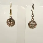 Bronze Ørehængere - Hedeby Mønter, Bronze Ørehængere - Ribemønt, mønt, numismatiker, bracteat, gammel, gamle, vikingfund, ribe, udgravninger, skat. sølvskat, hedeby, vikingetiden, vikingesmykker, vikingeøreringe, øreringe, hængeøreringe, ørehængere, bronze, gylden, kobber, kobberbryllup, kobbersmykker, nordiske, guder, mytologi, aser, odin, thor, ydun, idun, freja, frej, odinsmaske, fabeldyr, museumssmykker, museums, kopi, kopismykker, biti, ribe, ansgar, dronning, dagmar, vadehavet, riberhus, valdemar,