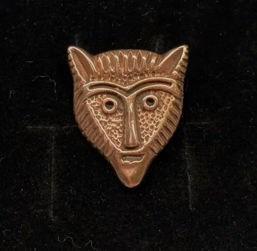 Bronze Vikingevedhæng - Fenris Ulvehoved Fladt, Bronze Vikingevedhæng - Fenris Ulvehoved, ulv, ulvehoved, fenris, fenrisulven, loke, asgård, aser, nordiske, guder, museumssmykker, museums, mytologi, myter, mytisk, dyr, smykke, vedhæng, bronze, gylden, vikingesmykker, biti, ribe, fund, specielt, flot, tungt, gedigent