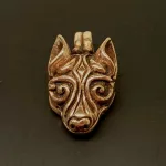 Bronze Vikingevedhæng - Fenris Ulvehoved, ulv, ulvehoved, fenris, fenrisulven, loke, asgård, aser, nordiske, guder, museumssmykker, museums, mytologi, myter, mytisk, dyr, smykke, vedhæng, bronze, gylden, vikingesmykker, biti, ribe, fund, specielt, flot, tungt, gedigent