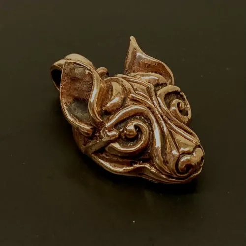 Bronze Vikingevedhæng - Fenris Ulvehoved, ulv, ulvehoved, fenris, fenrisulven, loke, asgård, aser, nordiske, guder, museumssmykker, museums, mytologi, myter, mytisk, dyr, smykke, vedhæng, bronze, gylden, vikingesmykker, biti, ribe, fund, specielt, flot, tungt, gedigent