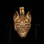 Bronze Vikingevedhæng - Fenris Ulvehoved, ulv, ulvehoved, fenris, fenrisulven, loke, asgård, aser, nordiske, guder, museumssmykker, museums, mytologi, myter, mytisk, dyr, smykke, vedhæng, bronze, gylden, vikingesmykker, biti, ribe, fund, specielt, flot, tungt, gedigent