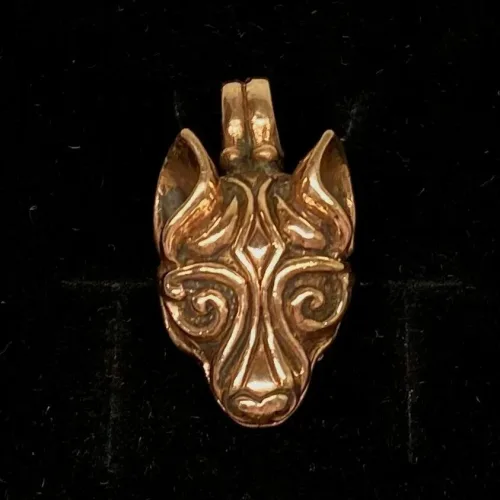 Bronze Vikingevedhæng - Fenris Ulvehoved, ulv, ulvehoved, fenris, fenrisulven, loke, asgård, aser, nordiske, guder, museumssmykker, museums, mytologi, myter, mytisk, dyr, smykke, vedhæng, bronze, gylden, vikingesmykker, biti, ribe, fund, specielt, flot, tungt, gedigent