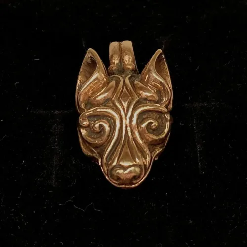 Bronze Vikingevedhæng - Fenris Ulvehoved, ulv, ulvehoved, fenris, fenrisulven, loke, asgård, aser, nordiske, guder, museumssmykker, museums, mytologi, myter, mytisk, dyr, smykke, vedhæng, bronze, gylden, vikingesmykker, biti, ribe, fund, specielt, flot, tungt, gedigent