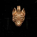 Bronze Vikingevedhæng - Fenris Ulvehoved, ulv, ulvehoved, fenris, fenrisulven, loke, asgård, aser, nordiske, guder, museumssmykker, museums, mytologi, myter, mytisk, dyr, smykke, vedhæng, bronze, gylden, vikingesmykker, biti, ribe, fund, specielt, flot, tungt, gedigent