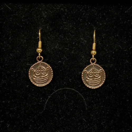 Bronze Ørehængere - Hedeby Mønter, Bronze Ørehængere - Ribemønt, mønt, numismatiker, bracteat, gammel, gamle, vikingfund, ribe, udgravninger, skat. sølvskat, hedeby, vikingetiden, vikingesmykker, vikingeøreringe, øreringe, hængeøreringe, ørehængere, bronze, gylden, kobber, kobberbryllup, kobbersmykker, nordiske, guder, mytologi, aser, odin, thor, ydun, idun, freja, frej, odinsmaske, fabeldyr, museumssmykker, museums, kopi, kopismykker, biti, ribe, ansgar, dronning, dagmar, vadehavet, riberhus, valdemar,