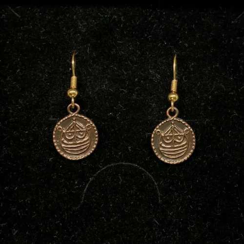 Bronze Ørehængere - Hedeby Mønter, Bronze Ørehængere - Ribemønt, mønt, numismatiker, bracteat, gammel, gamle, vikingfund, ribe, udgravninger, skat. sølvskat, hedeby, vikingetiden, vikingesmykker, vikingeøreringe, øreringe, hængeøreringe, ørehængere, bronze, gylden, kobber, kobberbryllup, kobbersmykker, nordiske, guder, mytologi, aser, odin, thor, ydun, idun, freja, frej, odinsmaske, fabeldyr, museumssmykker, museums, kopi, kopismykker, biti, ribe, ansgar, dronning, dagmar, vadehavet, riberhus, valdemar,