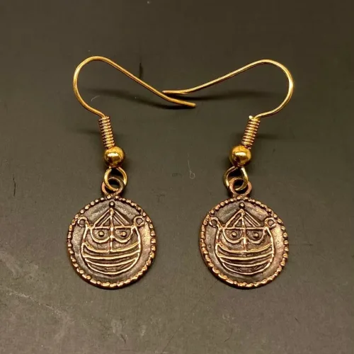 Bronze Ørehængere - Hedeby Mønter, Bronze Ørehængere - Ribemønt, mønt, numismatiker, bracteat, gammel, gamle, vikingfund, ribe, udgravninger, skat. sølvskat, hedeby, vikingetiden, vikingesmykker, vikingeøreringe, øreringe, hængeøreringe, ørehængere, bronze, gylden, kobber, kobberbryllup, kobbersmykker, nordiske, guder, mytologi, aser, odin, thor, ydun, idun, freja, frej, odinsmaske, fabeldyr, museumssmykker, museums, kopi, kopismykker, biti, ribe, ansgar, dronning, dagmar, vadehavet, riberhus, valdemar,