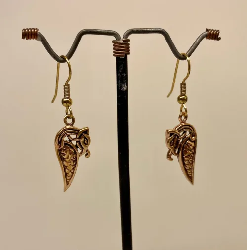 Bronze Øreringe - Slange Dråbeformet, slanger, midgårdsormen, nordiske, guder, aser, nordisk, mytologi, vikinger, vikingesmykker, vikingeøreringe, ørehængere, bronze, bronzesmykker, kobber, smykker, øreringe, elegante, specielle billige, kvalitet, flotte, gyldne, guld, ægte, museumssmykker, dansk, fund, danske, biti, ribe, ansgar, udgravninger, kopi