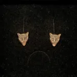 Bronze ørestikkere - Fenris Ulvehoved, ulv, ulvehoved, fenris, fenrisulven, dyr, ørestikkere, studs, bronzesmykker, bronze, bronzeørestikkere, gyldne, guld, kobber, vikingesmykker, vikinger, museumssmykker, museums, smykker, vikingefund, fund, kopi, vikingekopi, mytologi, nordisk, guder, aser, thyr, tyr, odin, udgravninger, thyra, gorm, harald, biti, ribe, ansgar,