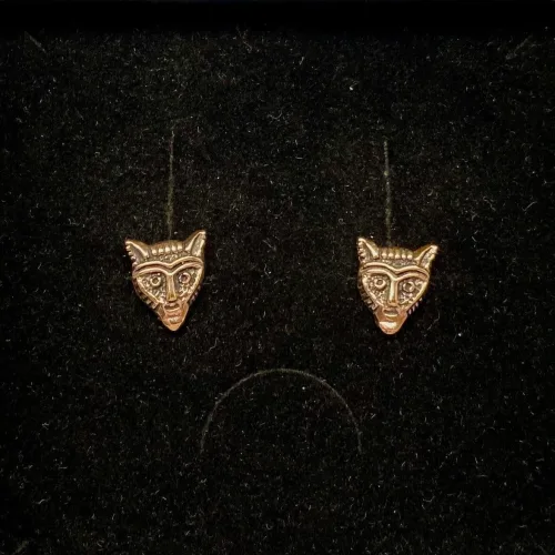 Bronze ørestikkere - Fenris Ulvehoved, ulv, ulvehoved, fenris, fenrisulven, dyr, ørestikkere, studs, bronzesmykker, bronze, bronzeørestikkere, gyldne, guld, kobber, vikingesmykker, vikinger, museumssmykker, museums, smykker, vikingefund, fund, kopi, vikingekopi, mytologi, nordisk, guder, aser, thyr, tyr, odin, udgravninger, thyra, gorm, harald, biti, ribe, ansgar,