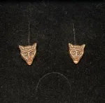 Bronze ørestikkere - Fenris Ulvehoved, ulv, ulvehoved, fenris, fenrisulven, dyr, ørestikkere, studs, bronzesmykker, bronze, bronzeørestikkere, gyldne, guld, kobber, vikingesmykker, vikinger, museumssmykker, museums, smykker, vikingefund, fund, kopi, vikingekopi, mytologi, nordisk, guder, aser, thyr, tyr, odin, udgravninger, thyra, gorm, harald, biti, ribe, ansgar,