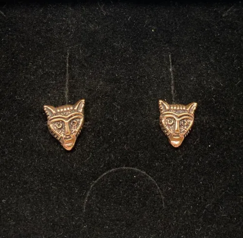 Bronze ørestikkere - Fenris Ulvehoved, ulv, ulvehoved, fenris, fenrisulven, dyr, ørestikkere, studs, bronzesmykker, bronze, bronzeørestikkere, gyldne, guld, kobber, vikingesmykker, vikinger, museumssmykker, museums, smykker, vikingefund, fund, kopi, vikingekopi, mytologi, nordisk, guder, aser, thyr, tyr, odin, udgravninger, thyra, gorm, harald, biti, ribe, ansgar,