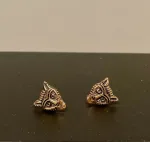 Bronze ørestikkere - Fenris Ulvehoved, ulv, ulvehoved, fenris, fenrisulven, dyr, ørestikkere, studs, bronzesmykker, bronze, bronzeørestikkere, gyldne, guld, kobber, vikingesmykker, vikinger, museumssmykker, museums, smykker, vikingefund, fund, kopi, vikingekopi, mytologi, nordisk, guder, aser, thyr, tyr, odin, udgravninger, thyra, gorm, harald, biti, ribe, ansgar,