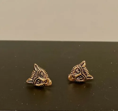 Bronze ørestikkere - Fenris Ulvehoved, ulv, ulvehoved, fenris, fenrisulven, dyr, ørestikkere, studs, bronzesmykker, bronze, bronzeørestikkere, gyldne, guld, kobber, vikingesmykker, vikinger, museumssmykker, museums, smykker, vikingefund, fund, kopi, vikingekopi, mytologi, nordisk, guder, aser, thyr, tyr, odin, udgravninger, thyra, gorm, harald, biti, ribe, ansgar,
